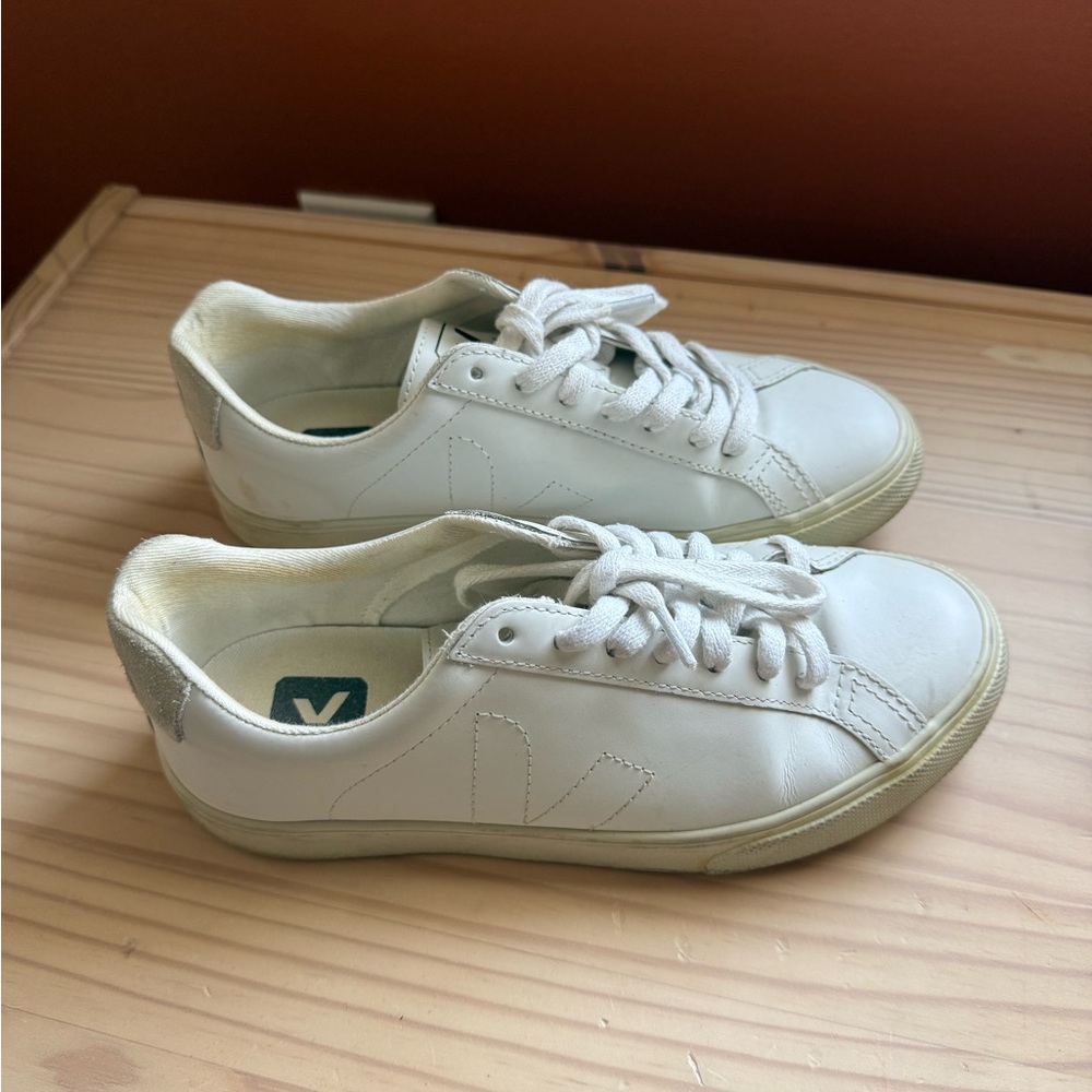 Veja Women's Sneakers - White and Cream